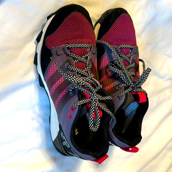 adidas Shoes - Women’s Adidas TRAXION size 8 running KANADIA  TR7 pink, purple, black white EUC